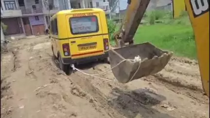 सीता कुंज कॉलोनी में निर्माण कार्य बना परेशानी का सबब, स्कूल का वाहन मिट्टी में फंसा