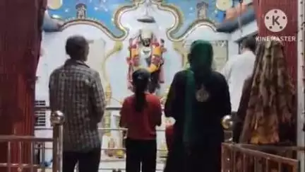 बांधवगढ़: उमरिया यातायात थाना स्थित काली मंदिर में पुजारी ने विधि-विधान से की काली मां की आरती