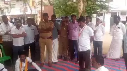 ಚಳ್ಳಕೆರೆ: ನಾಯಕನಹಟ್ಟಿ ತೇರು ಬೀದಿಯಲ್ಲಿ ಇಂದಿರಾ ಕ್ಯಾಂಟೀನ್ ಗೆ ತಡೆಗೋಡೆ ಬೇಡವೆಂದು ಪಪಂ ಮುಂದೆ ಪ್ರತಿಭಟನೆ