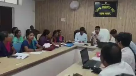 पाटन: छतरपुर: एसडीएम, वीडियो पाटन व अंचल अधिकारी पाटन ने ब्लॉक लेबर ऑफिसर एवं सुपरवाइजर के साथ की बैठक