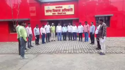 इटवा: इटवा ब्लॉक परिसर में शोकसभा का आयोजन, ब्लॉक कर्मियों ने दिवंगत ग्राम विकास अधिकारी सुजीत जायसवाल को दी श्रद्धांजलि