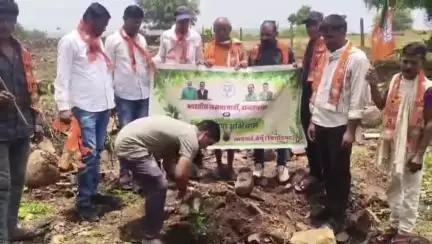 बेगुं: बेगू उपखंड क्षेत्र के डोराई ग्राम पंचायत में भाजपा कार्यकर्ताओं ने 'एक पौधा मां के नाम' कार्यक्रम का आयोजन किया