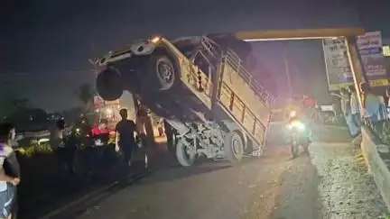 हवेली: उरुळी कांचन जेजुरी रस्त्यावर शिंदवणो येथे कालव्यावरील हाईट बॅरिकेट्सला पिकअप आदळली व अडकुन पडली