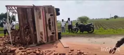 अकोट: अकोट अकोला रोडवर दहीहंडा फाटा  नजीक विटांचा ट्रक पलटी; ट्रकचे व ट्रक मधील विटांचे नुकसान