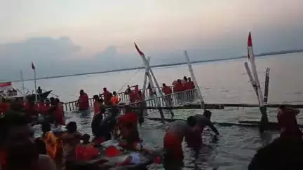 बोल बम के जयकारों से झूम रहे हैं देवघर में बोल बम के जयकारों  से झूमते हुए देखा जा रहा है l