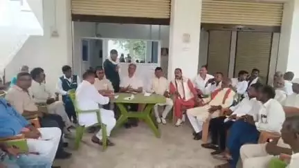 सूरजगढ़: नया टोला सलेमपुर स्थित रामविलास के विधानसभा प्रधान कार्यालय में पार्टी कार्यकर्ताओं की हुई बैठक