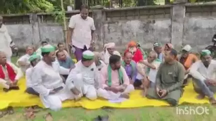 बहराइच: कलेक्ट्रेट स्थित धरना स्थल पर भाकियू भानू के पदाधिकारीयो ने बैठक, काम बरसात से सिंचाई में हो रही दिक्कत #jansamasya