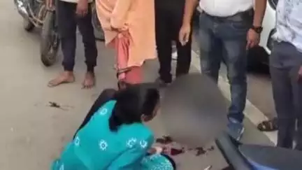 रायगढ़: कोतरा रोड में सड़क हादसे में नशे में धुत बाइक सवार ने स्कूटी सवार महिला को मारी टक्कर