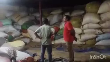 सोनो: भारी बारिश में झाझा श्री कृष्ण गोशाला का चारा-भोजन भीगा, संकट गहराया