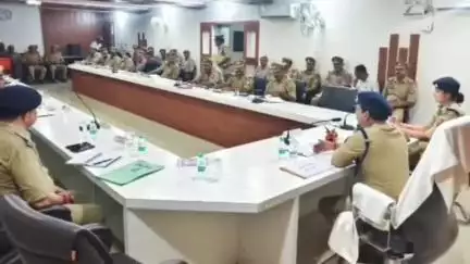 महोबा: पुलिस लाइन सभागार में एसपी ने सैनिक सम्मेलन व समीक्षा बैठक की, त्योहारों पर सतर्कता और अपराध नियंत्रण के दिए निर्देश