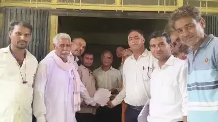 निवाई: झिलाय रोड़ स्थित पुलिया के नीचे व आसपास भरे बरसाती पानी की निकासी को लेकर तहसीलदार को सौंपा ज्ञापन