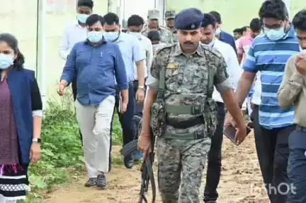 चतरा: सदर प्रखंड के गिरवा में निर्माणाधीन सॉलिड वेस्ट मैनेजमेंट प्लांट का उपायुक्त ने किया निरीक्षण