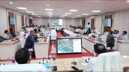 छपरा: जिलाधिकारी सारण श्री अमन समीर की अध्यक्षता में जिला परिषद, महापौर, छपरा नगर निगम तथा उप महापौर उपस्थित