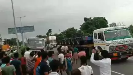 गायघाट: मैठी टॉल प्लाजा के पास NH-27 पर डिवाइडर से टकराई बस, 32 यात्री बाल-बाल बचे