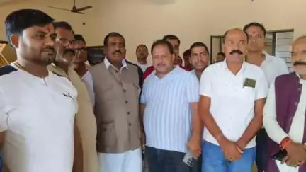 केसरिया: सम्राट अशोक भवन के सभागार में बिहार के पंचायती राज मंत्री केदार गुप्ता ने बीजेपी नेताओं के साथ बैठक की