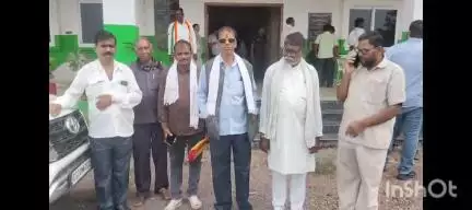 सोनपुरी में 11 वर्षीय बालिका की हत्या के मामले में फरार आरोपी को गिरफ्तार करने के लिए पूर्व कैबिनेट मंत्री को ज्ञापन सौंपा गया