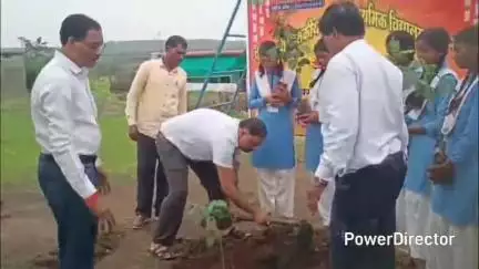 हर्रई: एसडीएम पहुंचे गौरपानी, 'एक पेड़ मां के नाम' अभियान में पौधारोपण कर पर्यावरण संरक्षण का संदेश दिया