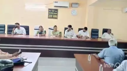दाउदनगर: मतदाता सूची के गहन पुनरीक्षण को लेकर नगर परिषद सभागार में बैठक में समीक्षा की गई, मुख्य पार्षद, बीडीओ, सीओ रहे मौजूद