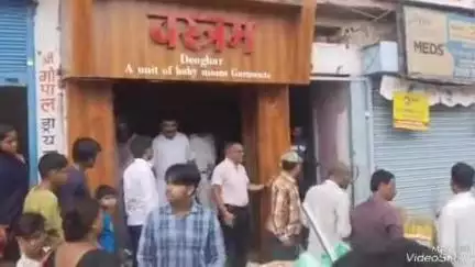 देवघर: धोबिया टोला में न्यायालय के आदेश पर 23 साल बाद दुकान खाली कराकर अशोक रजक को सौंपी गई