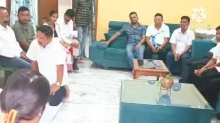 মৰিগাঁও: সদ্য প্ৰায়ত আহঁতগুৰিৰ বিশিষ্ট সমাজ কৰ্মী নাথুৰাম হাজৰিকাৰ বাসগৃহ‌ত উপস্থিত তিৱা স্বায়ত্ত পৰিষদৰ মুখ্য কাৰ্যবাহী সদস্য