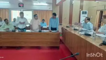 रॉबर्ट्सगंज: कलेक्ट्रेट में डीएम ने चकबन्दी विभाग के अधिकारियों के साथ की समीक्षा, चकबन्दी से जुड़े मामलों के निस्तारण के दिए निर्देश