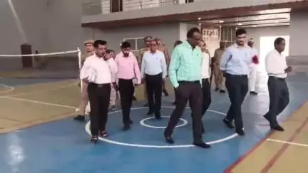 महाराजगंज: चौक बाजार स्थित महंत दिग्विजयनाथ इंडोर स्टेडियम का डीएम ने किया निरीक्षण, जल्द शुरू होंगी खेल गतिविधियां