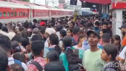 आरा: आरा रेलवे स्टेशन पर सिपाही परीक्षार्थियों की उमड़ी भीड़, जीआरपी व RPF के छूटे पसीने