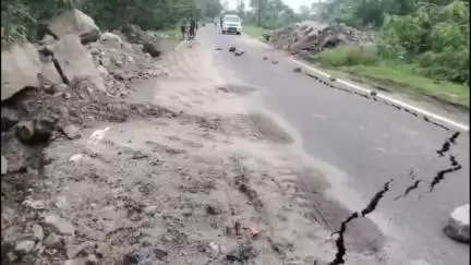 गिरिडीह: कबरीबाद मुख्य मार्ग पर फिर भूस्खलन, सड़क धंसी, मरम्मत कार्य किया गया