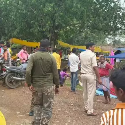 चांडिल: घाटदुलमी साप्ताहिक बाजार में अवैध महुआ शराब बिक्री के खिलाफ चौका पुलिस का अभियान