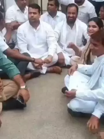 अलवर: पुलिस टार्चर से खुदकुशी प्रकरण में कांग्रेस ने मिनी सचिवालय गेट पर किया प्रदर्शन, मृतक अमित सैनी को इंसाफ की उठाई मांग