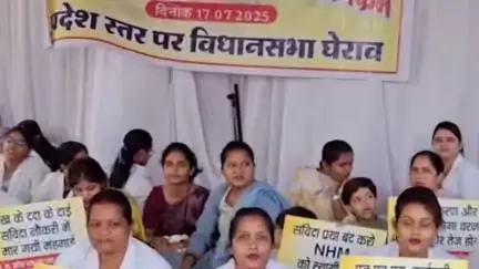 साजा: बेमेतरा के जय स्तंभ चौक पर NHM कर्मचारियों ने सरकार के खिलाफ खोला मोर्चा, 10 सूत्रीय मांगों को लेकर किया प्रदर्शन