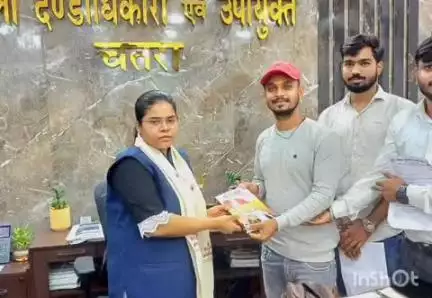 चतरा: ABVP के शिष्टमंडल ने चतरा में विद्यालयों में ड्रेस कोड लागू कराने के लिए उपायुक्त को ज्ञापन सौंपा