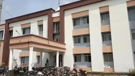 रतलाम: तहसीलदारों को न्यायालय और गैर-न्यायालय में बांटने का विरोध, प्रदेशव्यापी आह्वान पर तहसीलदारों ने कलेक्टर को सौंपा ज्ञापन