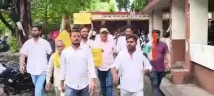 करछना: मुंगारी से मनैया घाट के मध्य वर्षों से बदहाल मार्ग को दुरुस्त कराने की मांग को लेकर एसडीएम को सौंपा गया ज्ञापन