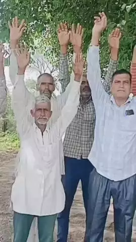 नदबई: लखनपुर में गिरदावरी सर्वेयरों ने भुक्तान की मांग को लेकर किया प्रदर्शन