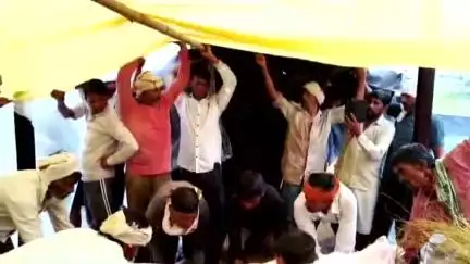 नरवर: नरवर जनपद पंचायत के केरूआ में बरसात में लोगों ने तिरपाल लगाकर किया अंतिम संस्कार