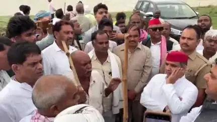 मेहनगर: सांसद धर्मेंद्र यादव ने गंगापुर में घाघरा नदी के कटान स्थल का किया निरीक्षण, प्रदेश सरकार की जमकर की आलोचना