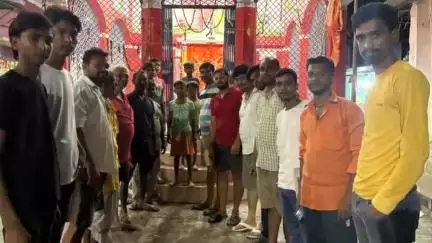 केसरिया: अगामी 29 जुलाई को होने वाले महावीर झंडा की तैयारी को लेकर केसरिया पुरानी बाजार स्थित हनुमान मंदिर परिसर में हुई बैठक