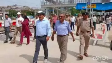 नानपारा: रुपईडीहा में निर्माणाधीन रेलवे ट्रैक का डीआरएम ने मोटर ट्रॉली से किया दौरा, व्यापारियों ने रखी पानी टंकी की मांग