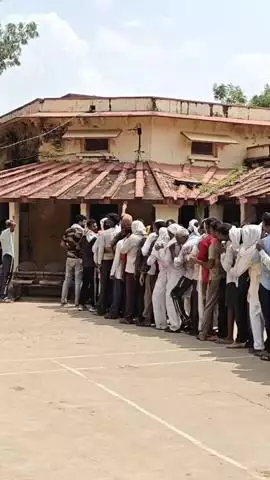 नदबई: नदबई में खाद की किल्लत से परेशान किसानों के लिए पुलिस की मौजूदगी में 660 कट्टों का किया गया वितरण