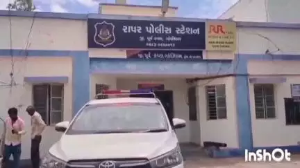 રાપર: શહેરમાં બજાર સમિતિ વિસ્તારમાં જુગર રમતા એક સાથે ૧૦ ખેલીઓને રૂ.૮૦૫૦૦ના રોકડ સહિત મુદામાલ સાથે રાપર પોલીસે ઝડપ્યા