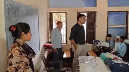 नूह: नगराधीश ने राजकीय मिडिल स्कूल गौधोला का दौरा किया, मिड-डे मील चखा और विद्यार्थियों से बात की