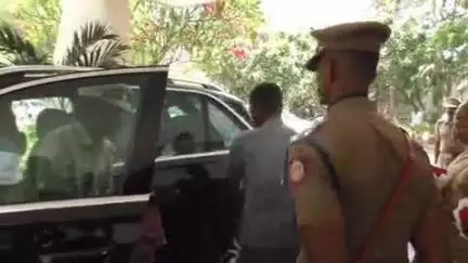 அணைக்கட்டு: வேலூர் அடுத்த ஆரியூர் ஸ்ரீபுரத்தில் உள்ள தங்கக் கோவிலில் தமிழக ஆளுநர் ஆர்.என்.ரவி தனது குடும்பத்துடன் சுவாமி தரிசனம்