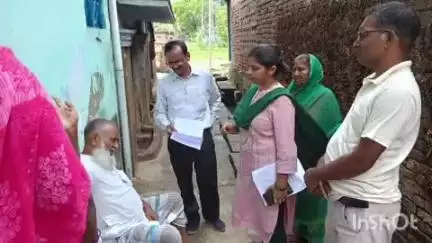 कुर्था: कुर्था कार्यपालक पदाधिकारी एवं BEO ने कुर्था डीह में मतदाता सूची पुनरीक्षण कार्य का निरीक्षण किया