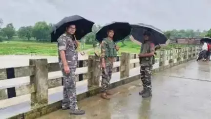 पाटन: नव जयपुर: थाना प्रभारी सतीश कुमार ने तीसीबार गांव के पास नदी में बढ़ते जलस्तर को देखते हुए क्षेत्र का दौरा किया