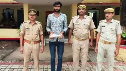 चरखारी: थाना चरखारी पुलिस टीम ने टोला तालाब के पास से अवैध शस्त्र के साथ एक नफऱ अभियुक्त को किया गिरफ्तार