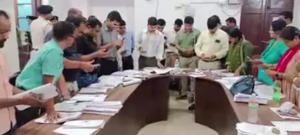 पूर्णिया पूर्व: सदर अनुमंडल कार्यालय में चल रहे गणना प्रपत्र अपलोडिंग कार्य का जिलाधिकारी ने किया निरीक्षण