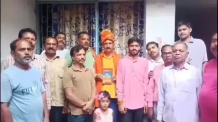लोहरदगा: बाबा धाम में आंखों पर पट्टी बांधकर जलाभिषेक करने वाले महेंद्र प्रजापति को कुम्हार समाज ने पगड़ी पहनाकर किया सम्मानित