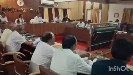 रॉबर्ट्सगंज: कलेक्ट्रेट में डीएम ने सोनभद्र के पर्यटक स्थलों के विकास हेतु बैठक की, पम्पलेट और गाइड प्रशिक्षण के दिए निर्देश