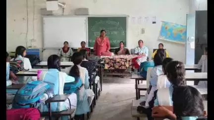 करहल: करहल क्षेत्र के राजकीय कन्या इंटर कॉलेज में संचारी रोग अभियान को लेकर छात्र-छात्राओं को किया गया जागरूक